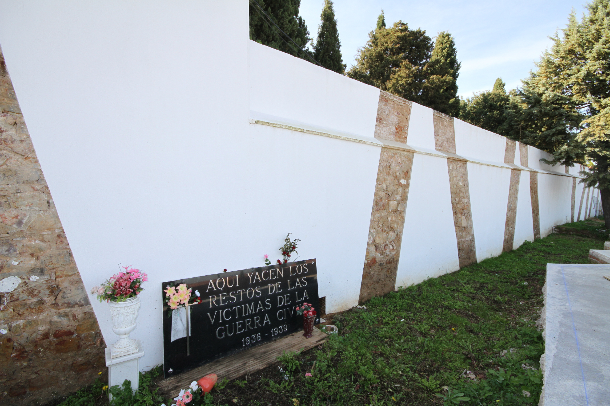 Los cementerios de Sevilla y Cáceres acogen homenajes en sus fosas comunes de víctimas del franquismo